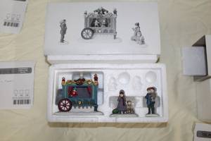 lot 29 image: Department 56 The Old Puppeteer from The Heritage Village Collection #5802-5