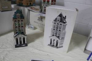 lot 28 image: Department 56 Brokerage House from The Heritage Village Collection Christmas In The City Series #5881-5
