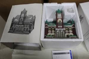 lot 42 image: Department 56 City Hall from The Heritage Village Collection Christmas In The City Series