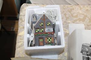 lot 47 image: Department 56 Kingsfords Brew House from The Heritage Village Collection Dickens Village Series #5811-4