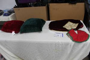 lot 144 image: Lot of (4) Christmas Tree Skirts (x2), Christmas Decorative Pillows (x2)