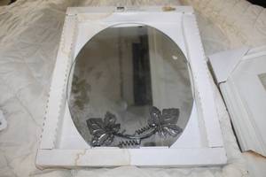 lot 247 image: Decorative Floral Oval Mirror Wall Dcor