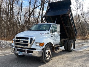 lot 2 image: 2005 Ford F.650 Dump Truck