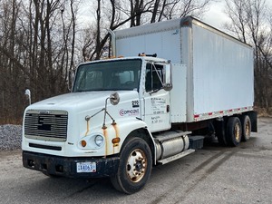 lot 1 image: 2000 Freightliner Tandem-Axle Box Truck