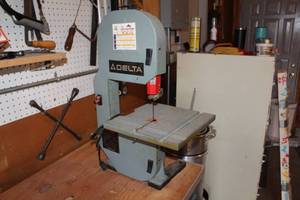 lot 12 image: Delta Band Saw