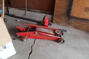 lot 70 image: Hydraulic Floor Jack, Hydraulic Bottle Jack 6-Ton
