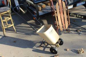lot 105 image: Republic EZ Grow Broadcast Spreader