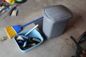 lot 132 image: 28-qt.8-Gallon Plastic Trash Can with Lid, Small Plastic Tub with Misc. Scrub Brushes, Knee Pads, Broom