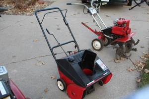 lot 3 image: MTD Yard Machines 21 2-Cycle Snowblower 31A-150-000