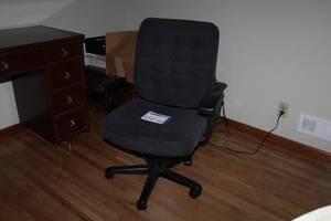 lot 152 image: Rolling Office Arm Chair