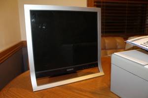 lot 200 image: Sony Computer Monitor 19