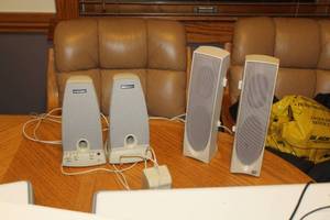 lot 199 image: Lot of (4) Harmon-Kardon Bookshelf Speakers (x2), JBL Pro Bookshelf Speakers (x2)