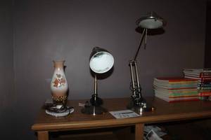 lot 233 image: Lot of (3) Decorative Glass Shade Table Lamp, Desk Lamp, Extension Arm Desk Lamp