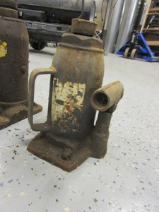 lot 74 image: (4) Hydraulic Jacks