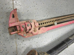 lot 96 image: Handyman Jack & 1000 RPM PTO Shaft