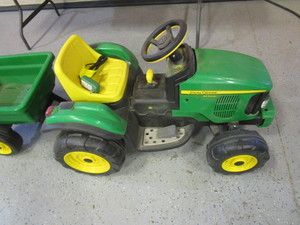 lot 114 image: 6v Ride on John Deer Tractor (works)