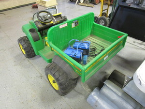 lot 115 image: 12v Ride on John Deer Gator (Batteries dont charge)