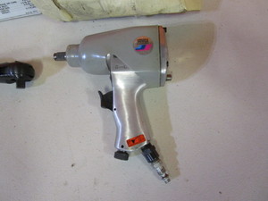 lot 34 image: 12 Air Impact & Air Ratchet