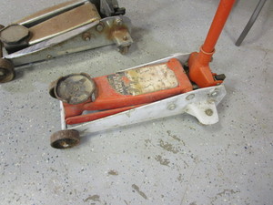 lot 21 image: (2) Floor Jacks
