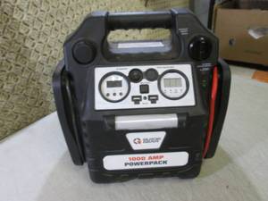 lot 17 image: Guide Gear 1000 Amp Power Pack  RM5...