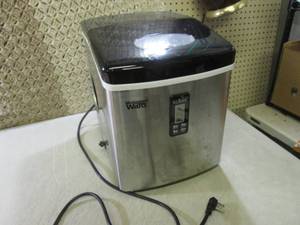 lot 20 image: Montgomery Ward Ice Maker  RM4...