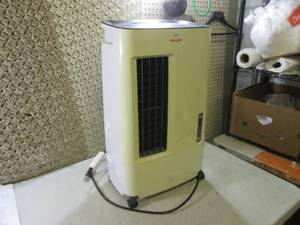 lot 28 image: Honeywell Humidifier Powers On  EW4...