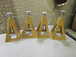 lot 46 image: Lot of 4 Adjustable Stands 1 Broken...