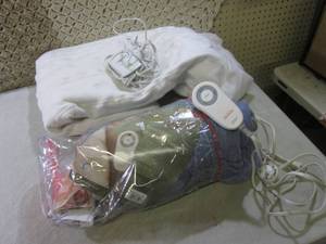 lot 47 image: Lot of 2 Electric Blankets  EW3...
