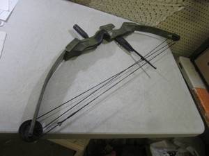 lot 152 image: Bear Black Bear Compound Bow 44 Lo...