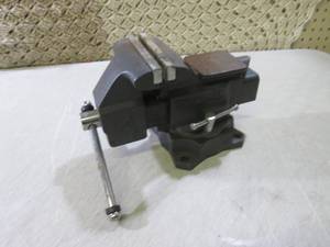 lot 153 image: Craftsman Bench Vice with Swivel  R...