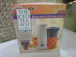 lot 225 image: The Iced Tea Pot by Mr Coffee New  ...