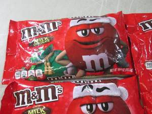 lot 286 image: 4 Bags of Holiday Red and Green M&M...