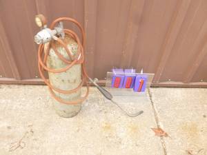 Acetylene tank with gauge, hose & torch. Consignor thinks tank is full. As shown.
