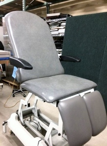 lot 1 image: Wow MSRP $7500&nbspMobile&nbspFoot Care&nbspPower&nbspTreatment Hi Low Table - Inter-Movable Legs - Chiropractors Physicians Massage Tattoo Ink Bed - Works Great & Can Be Moved With Ease Room to Room
