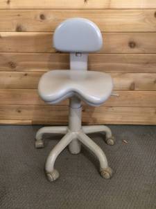 lot 51 image: MSRP $800 German Made Keilhauer Medical Dental Salon Height Adjustable Swivel Stool - Great Condition