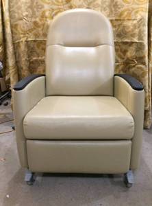 lot 47 image: Convertible Hospital Clinic Mobile Recliner Chair for Patients & Loved Ones - Reclines To Sleeping Position - Missing Side Trays