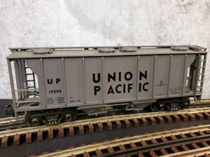 lot 11 image: MTH Union Pacific O PS-2 Hopper No 20-97101L