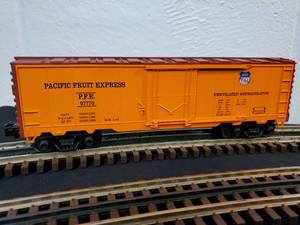lot 65 image: Industrial Rail Southern Pacific  Reefer Car IDM 2003