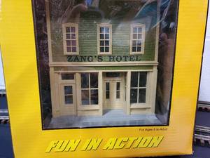 lot 94 image: Rail King Train Accessory ZangS Hotel NEW