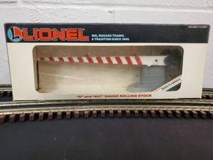 lot 116 image: Lionel Train Accessory Automatic Crossing Gate 6-12714