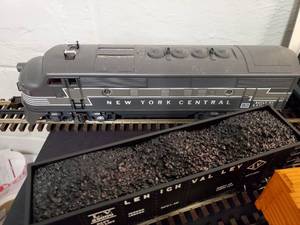 lot 121 image: Lionel New York Central F3AA Freight Train Set #2185W