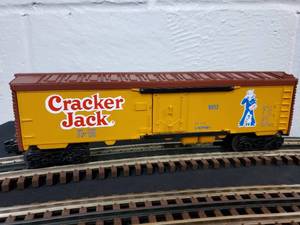 lot 117 image: Lionel Cracker Jack Reefer Car 6-9853