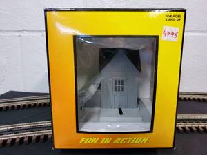 lot 124 image: Rail King Train Accessory Operating Watchmans Shanty 30-9129 NEW