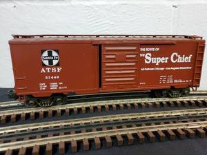 lot 125 image: MTH Santa Fe Super Chief Box Car MT-9303L