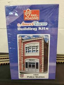 lot 128 image: Ameri-Towne Train Accessory Building Kits Police Station #868 New