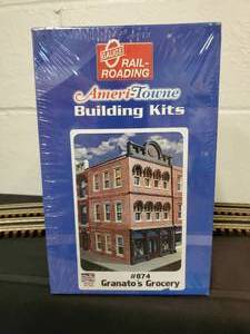 lot 130 image: Ameri-Towne Train Accessory Building Kits Grantos Grocery #874 New