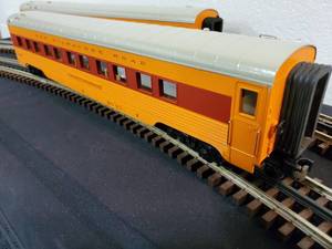 lot 132 image: Rail King Illuminated 2-car Set Milwaukee Road Passenger Cars 30-67122