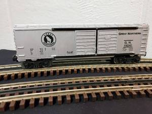 lot 140 image: Lionel Great Northern Double-Door Box Car 6-19240