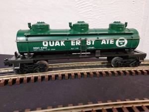lot 160 image: Lionel Quaker State Triple Dome Tank Car 6-6302