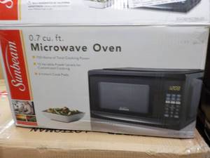 Sunbeam 0.7 cu ft microwave oven...